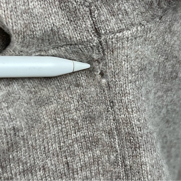 C by Bloomingdales 100% 2 Ply Cashmere V-neck Soft Cozy Sweater Medium - Picture 9 of 16